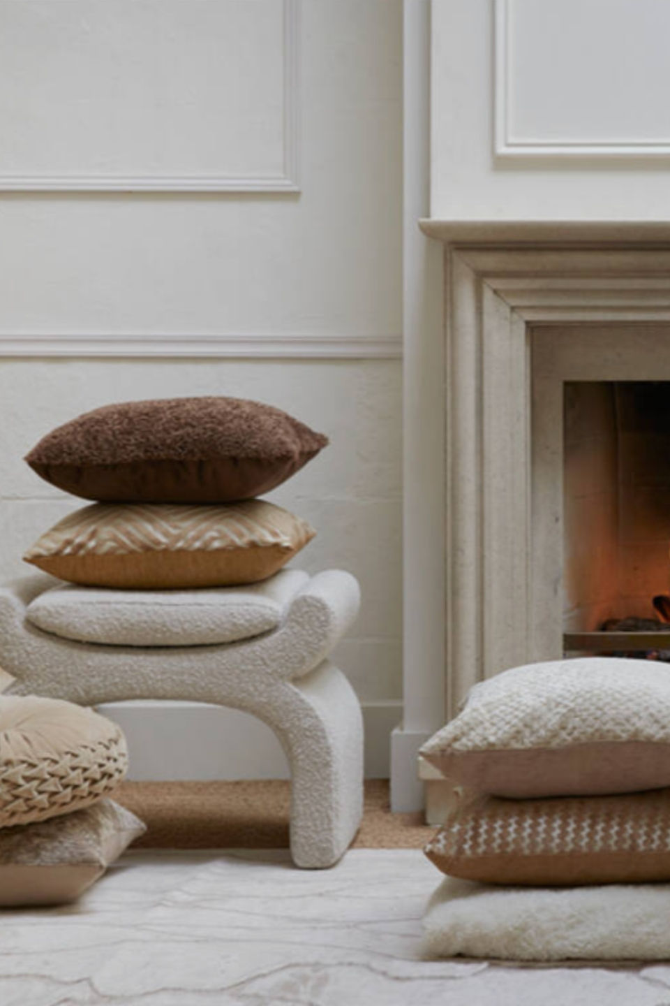 Organischer Hocker mit weicher Sitzfläche Bouclé-Stoff in Offwhite, 60x46x46 cm