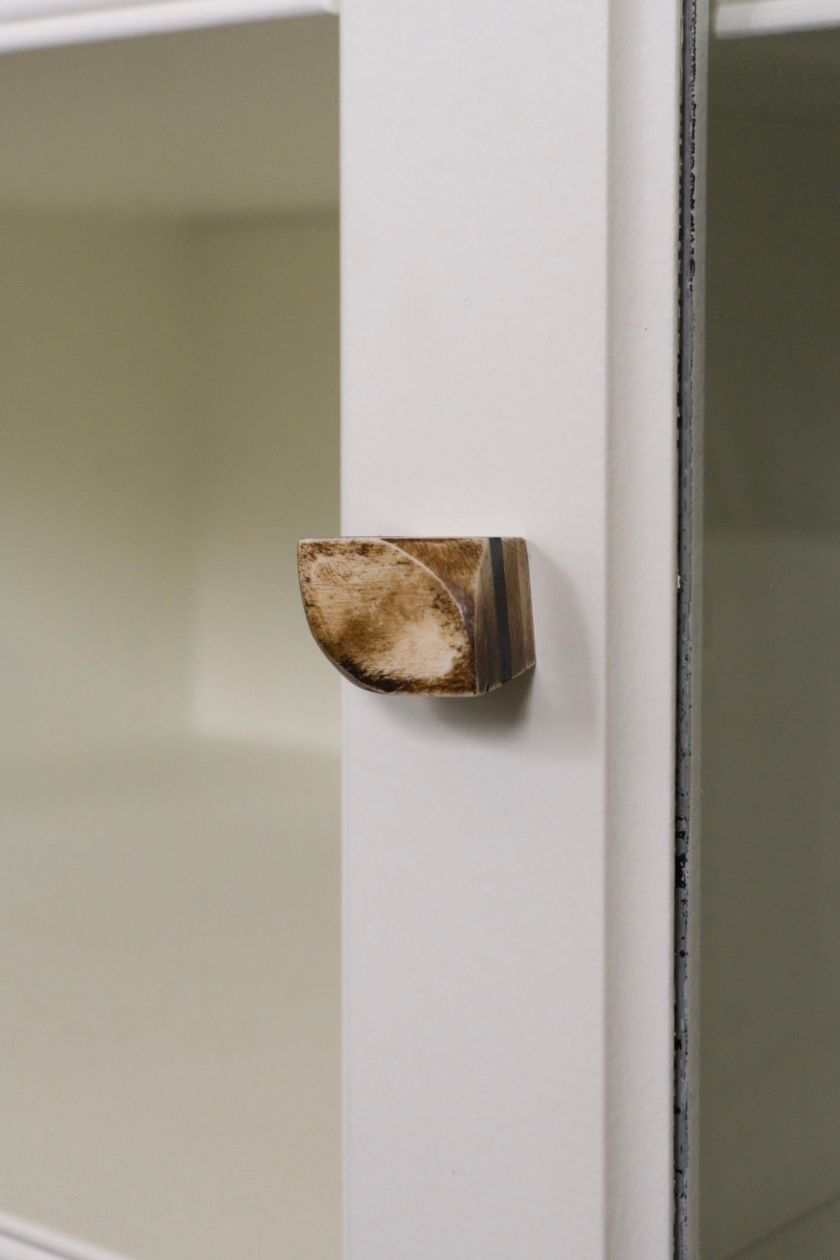 Türknopf aus Holz, handgemacht in Indien mit Schachbrett-Muster in Schwarz