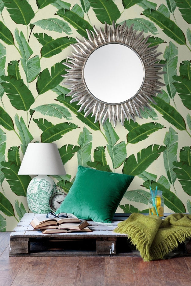 Exotische Vliestapete im grünen Dschungelprint mit Bananen-Blättern