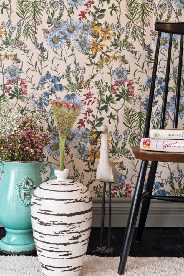 Miniaturbild: Wandtapete im englischen Stil mit Vintage-Illustrationen von Blumen auf einem cremefarbenen Untergrund