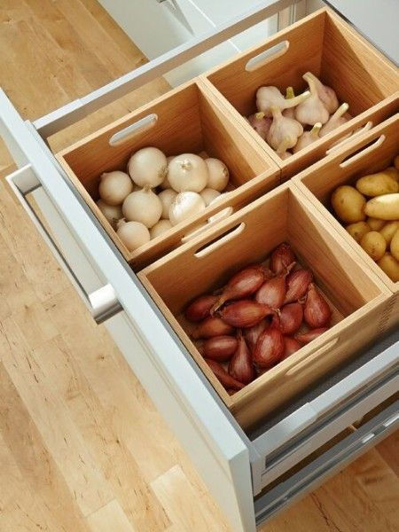 Zwiebel, Knoblauch, Kartoffeln in einem Aufbewahrungsschrank