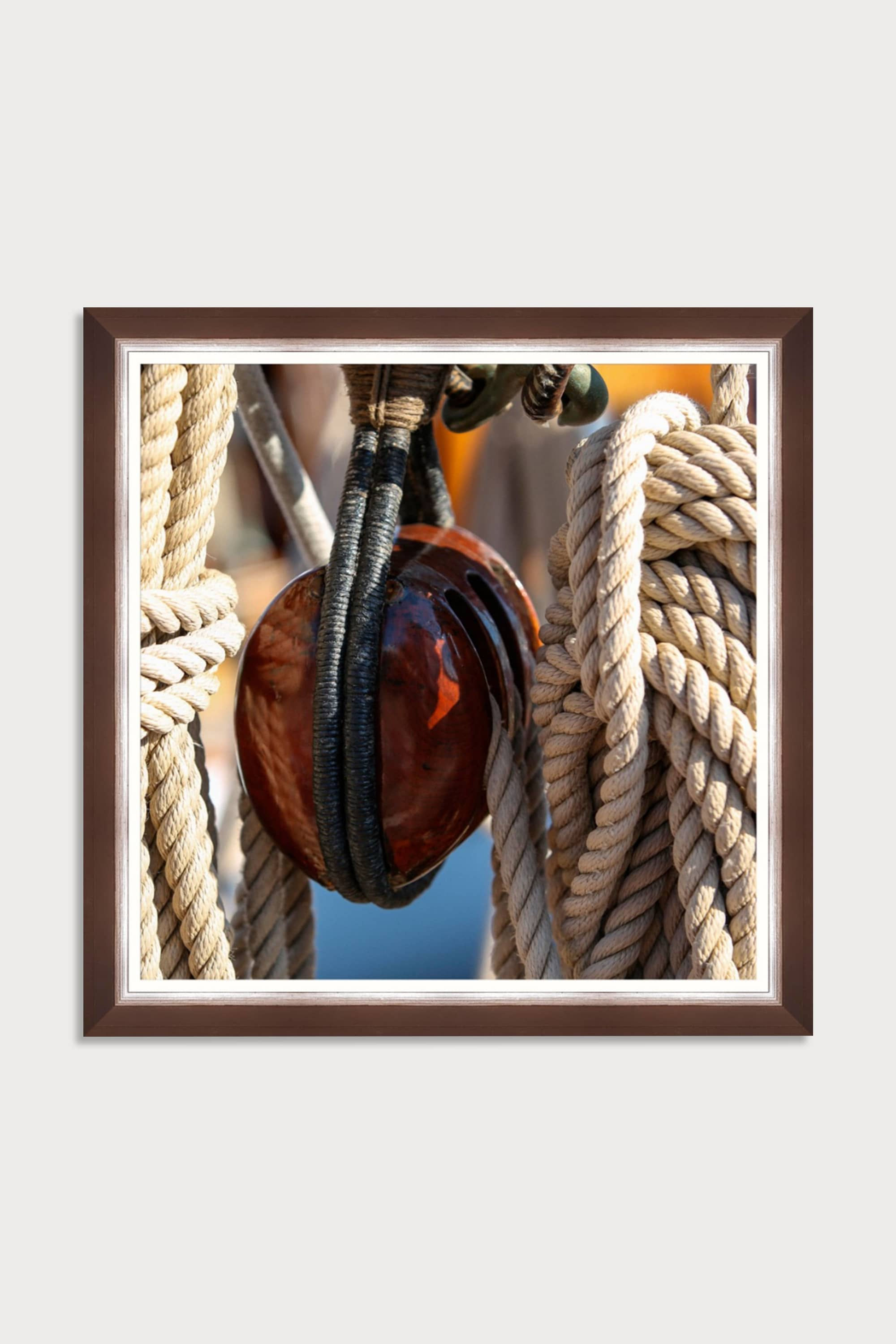 Wandbild mit einer eingerahmten Fotografie eines alten Segelbootes mit einem braunen Holzrahmen