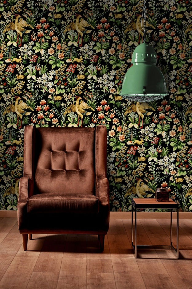 Vliestapete im floralen Stil im Stil von Stickereien. Garten-Motive auf einem schwarzen Untergrund.