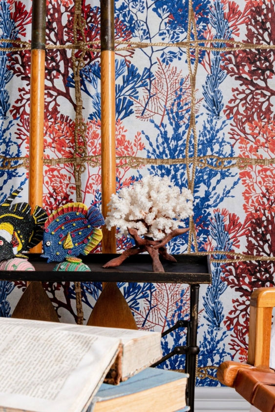 Vliestapete im Maritime-Stil mit Vintage-Illustrationen von Korallen in Weiß, Rot & Blau