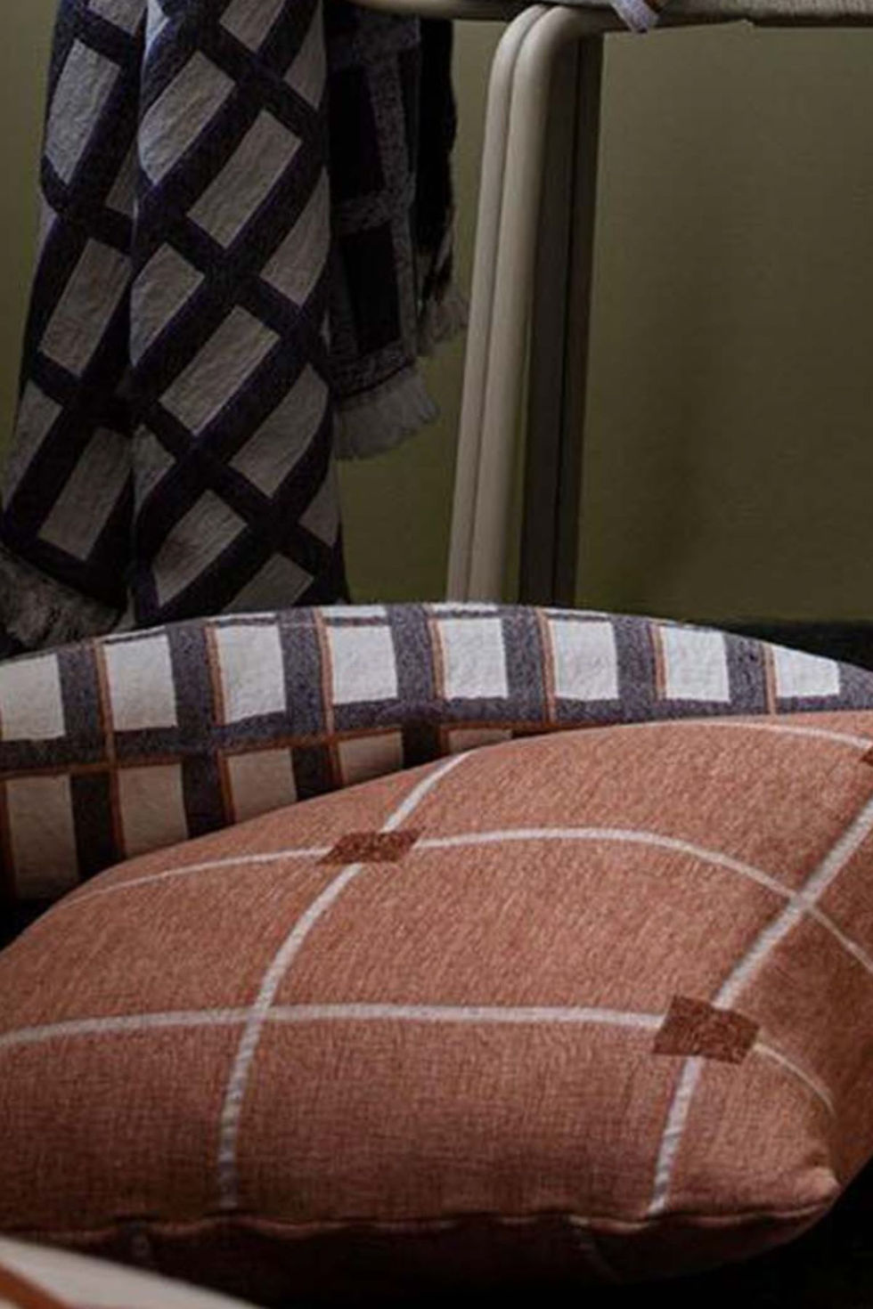 Kissenbezug aus 100% Baumwolle in Schokoladenbraun-Beige im Kachelmuster, 50x50 cm