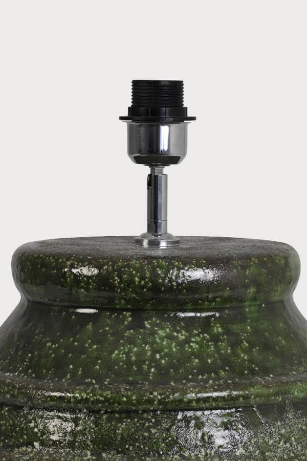 Detailansicht eines ovalen Lampenschirms aus Keramik in Olivegrün mit Rillenmuster