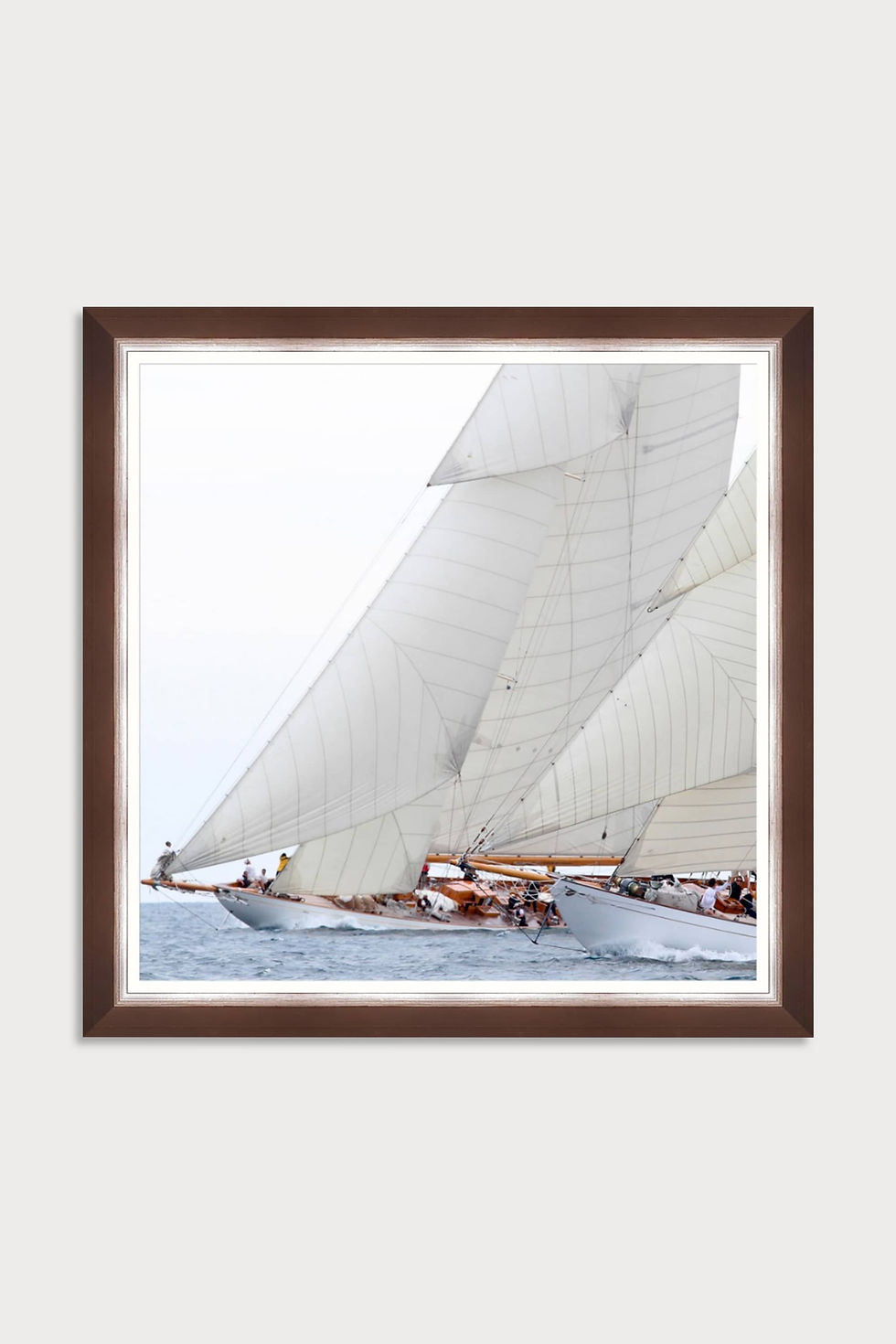 Wandbild mit einer eingerahmten Fotografie von zwei Segelbooten auf dem offenen Meer in einem braunen Holzrahmen