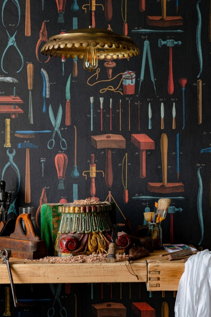 Miniaturbild: Vliestapete Old Tools von Mind the Gap in Creme mit Vintage-Zeichnungen von Werkzeugen