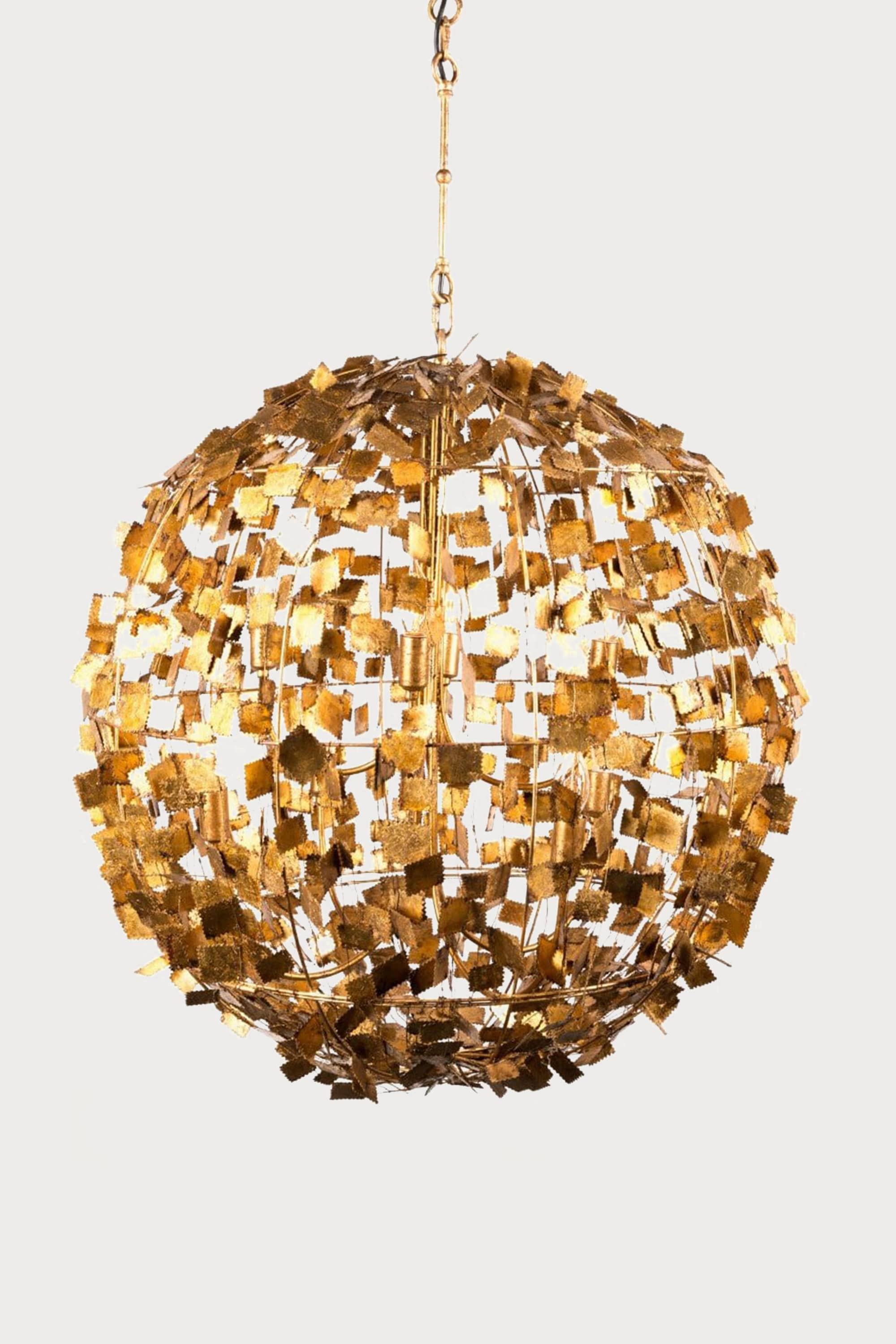 Runde goldene Hängeleuchte in der Form eines Balles mit goldenen Blättchen aus Metall