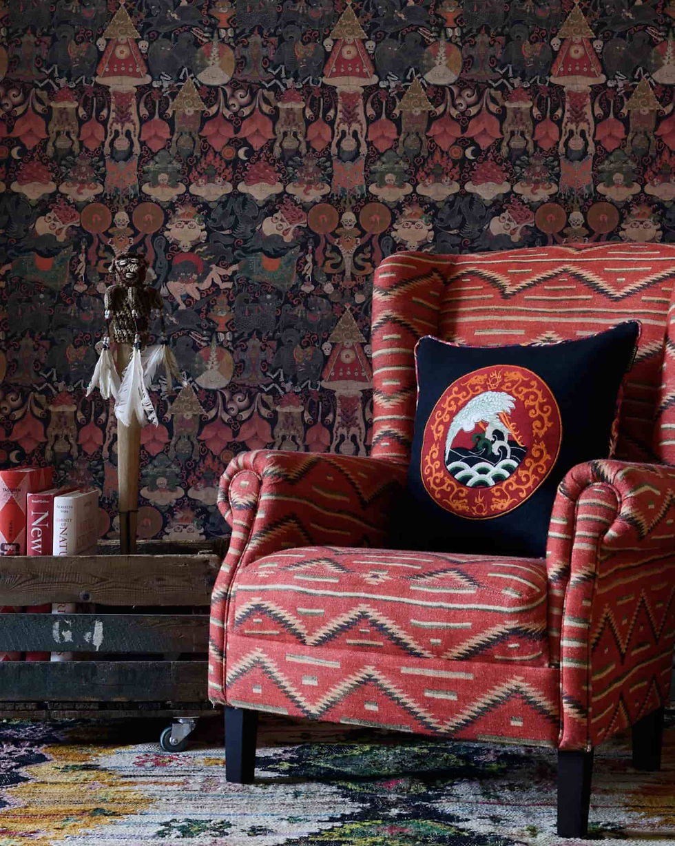 Thumbnail: Gezeichnete Illustrationen in Rot, Braun und Orange auf einer Wandtapete im asiatischen Stil mit tibetischen Motiven