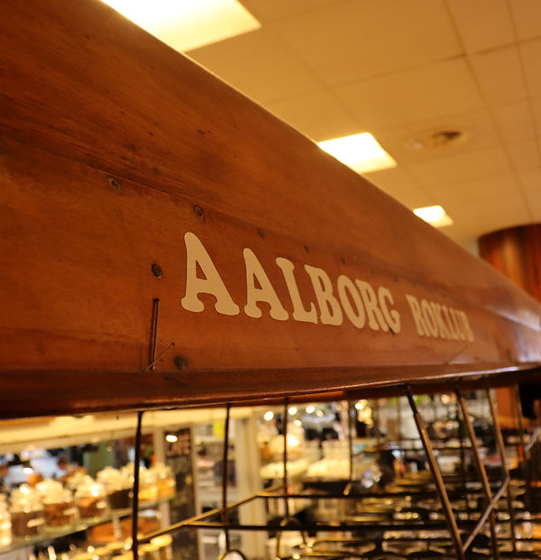 Otte-roeren Kringeling i baren. På siden står der "Aalborg Roklub"