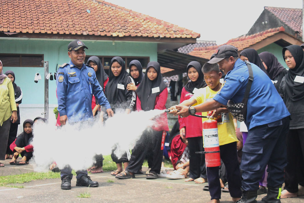 Pelatihan anak panti asuhan bersama pemadam kebakaran menggunakan apar