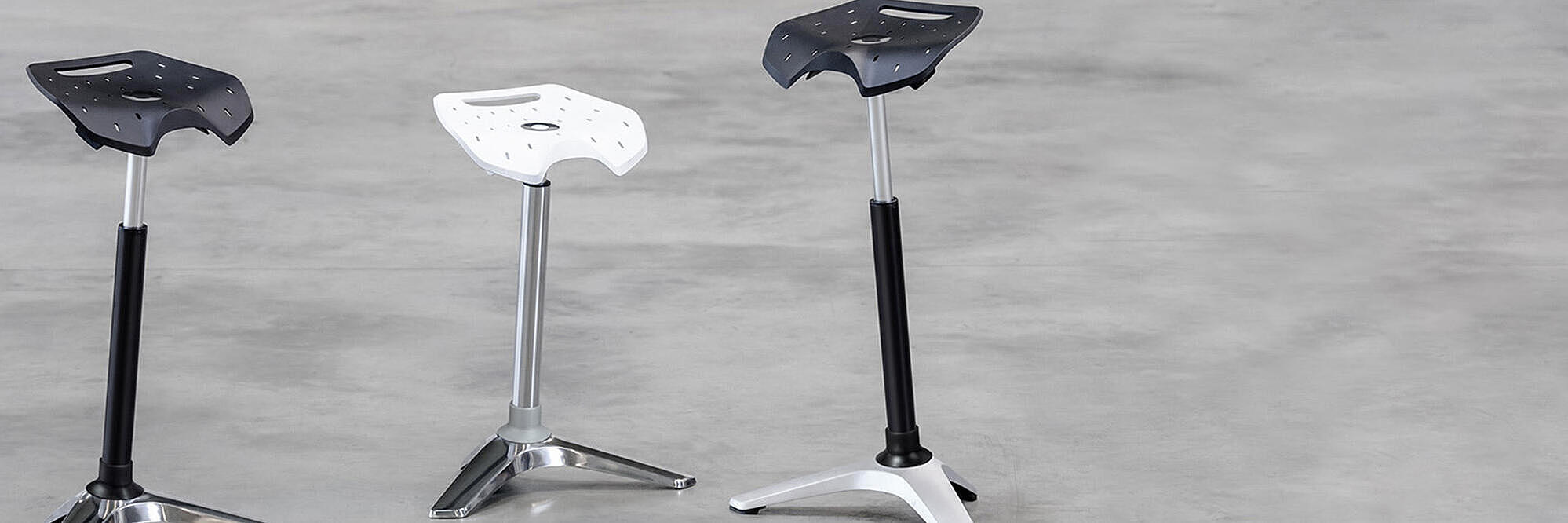 Drei ONGO Stand Modelle in Schwarz und Weiß mit ergonomischem Sattelsitz
