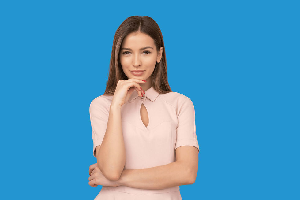 Nachdenkliche Frau vor blauem Hintergrund