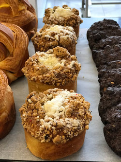 Бриошь с клубникой и хрустящим крамблом