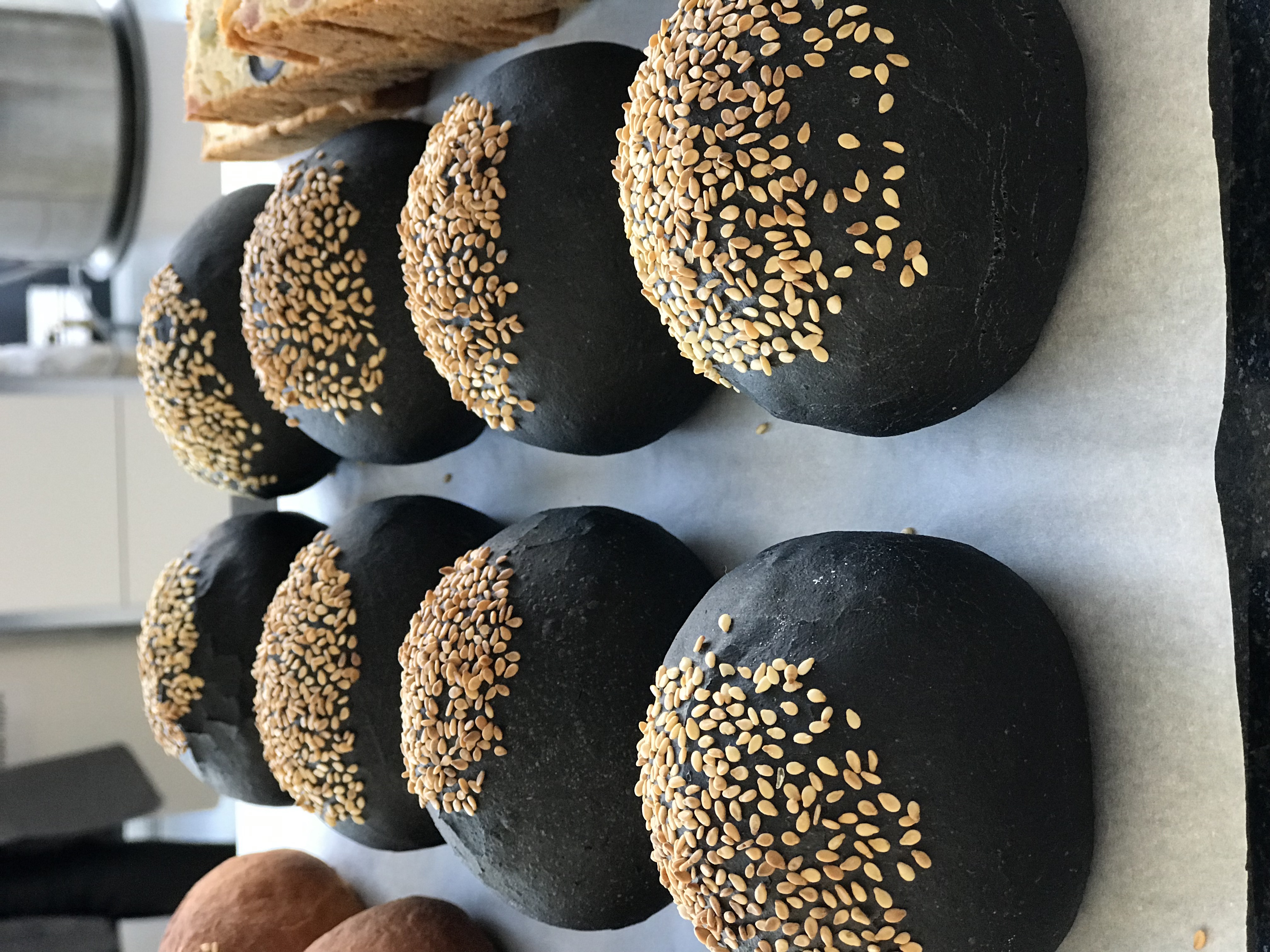 Форма для выпечки ржаного хлеба. Пшеничный хлеб из муки грубого помола. Форма для выпечки хлеба в духовке. Сгоревший пирог. Хлеб из печки.