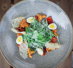 Салат с лисичками и горгонзолой