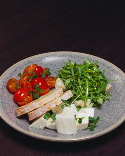 Моцарелла со свежими томатами