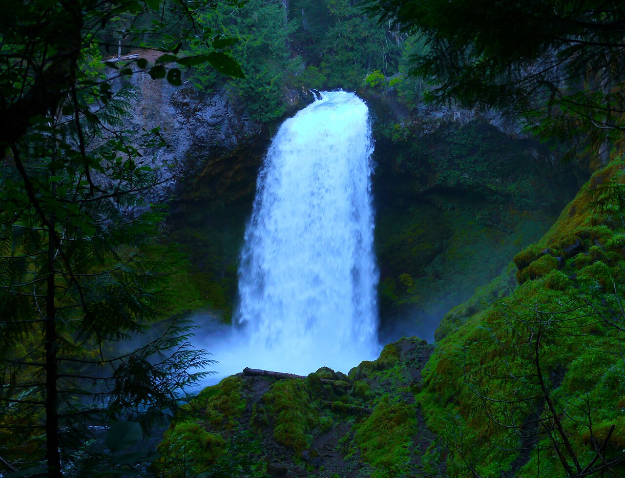 Sahalie Falls from the east side, McKenzie River.
