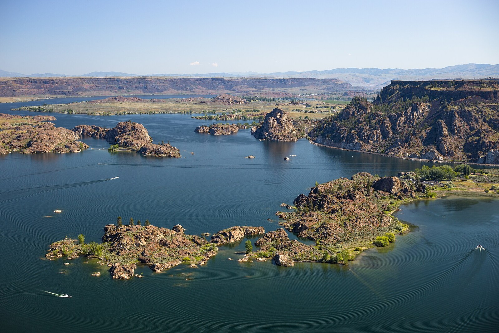 Banks Lake islands and coulee cliffs