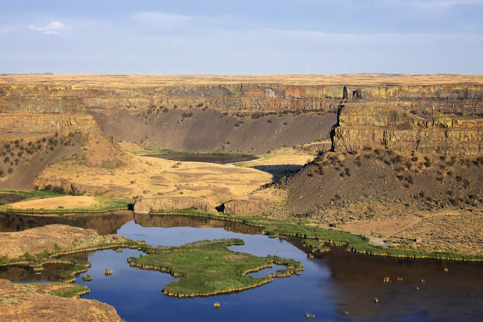 Dry Falls cliffs and sun lakes