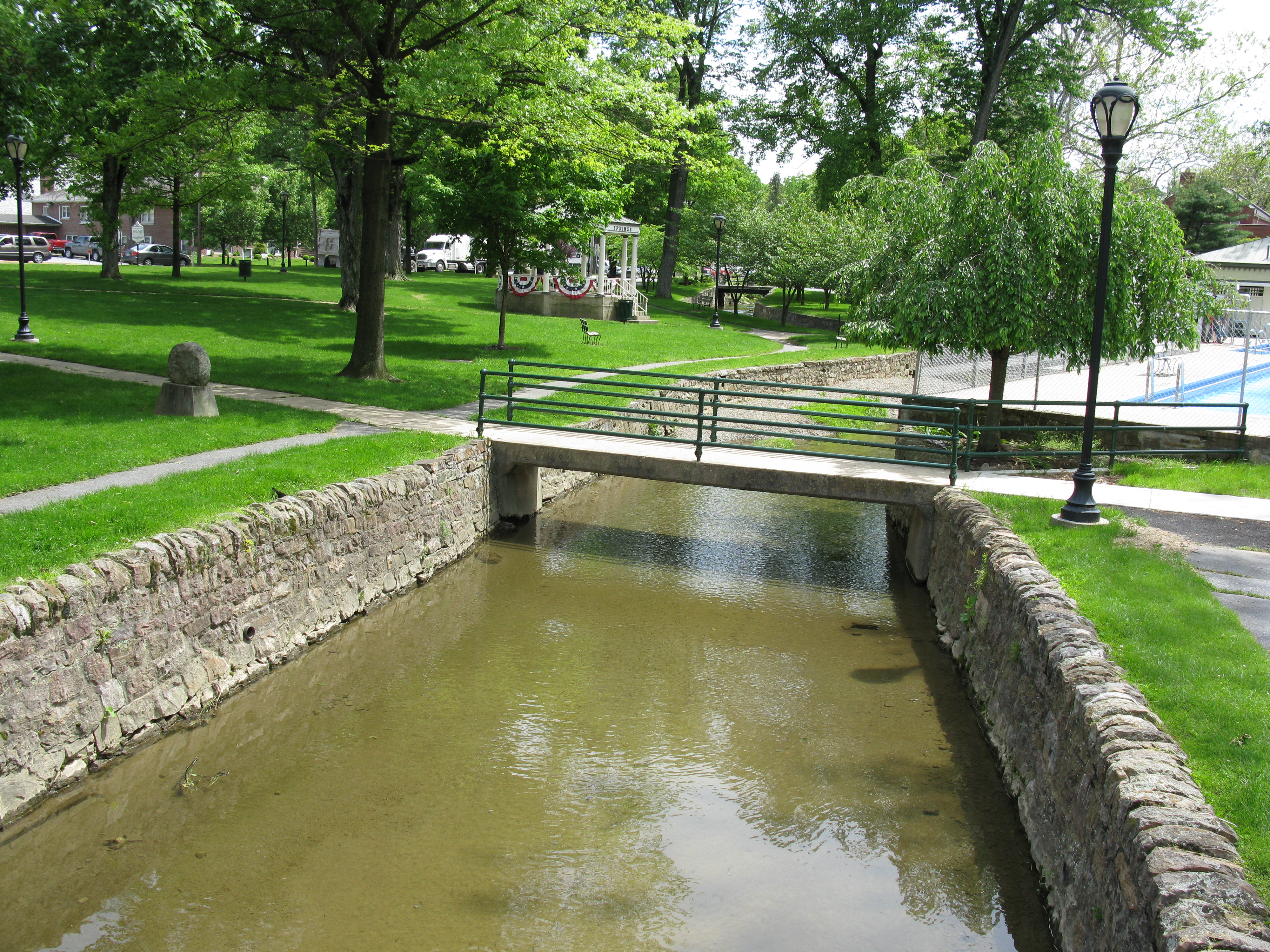 Park path through Berkeley Springs State Park toward the bathhouses