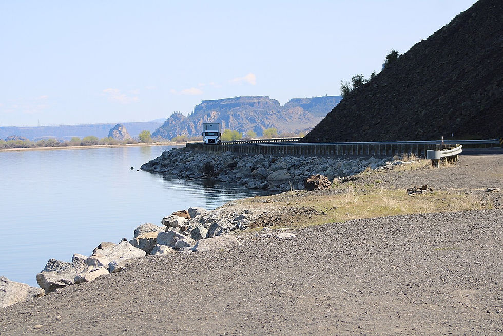 Banks Lake shoreline road toward Steamboat Rock