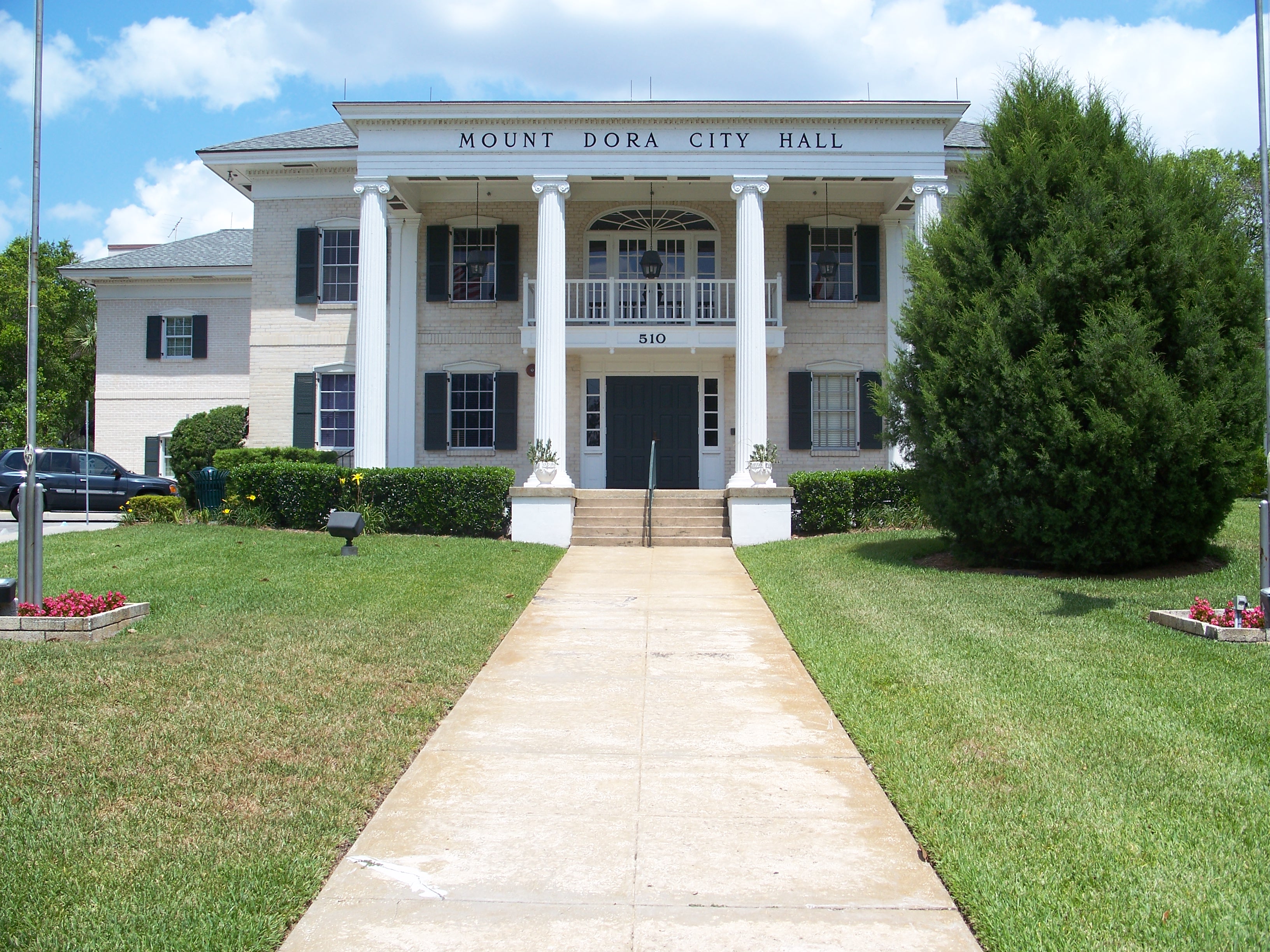 Mount Dora City Hall in Mount Dora, Florida. Wikimedia Commons.