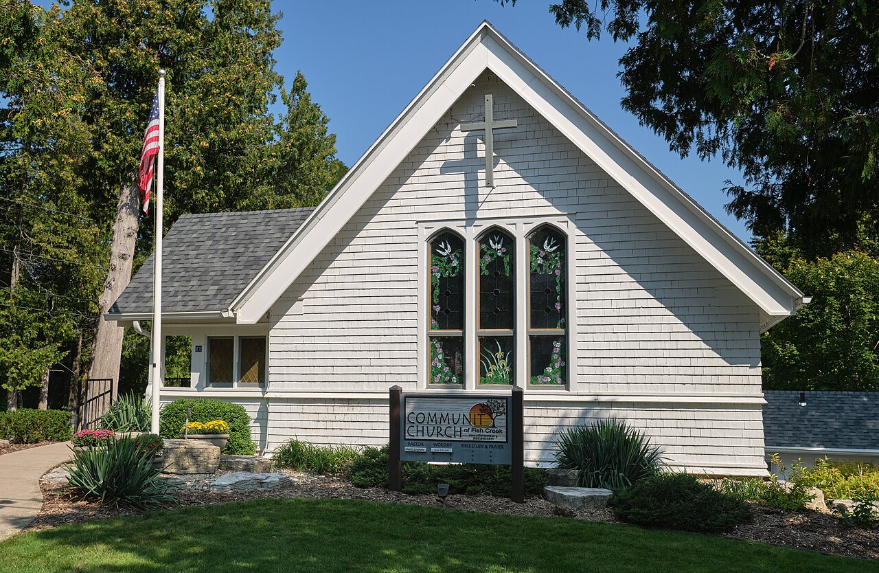 Community Church of Fish Creek on a Door County street