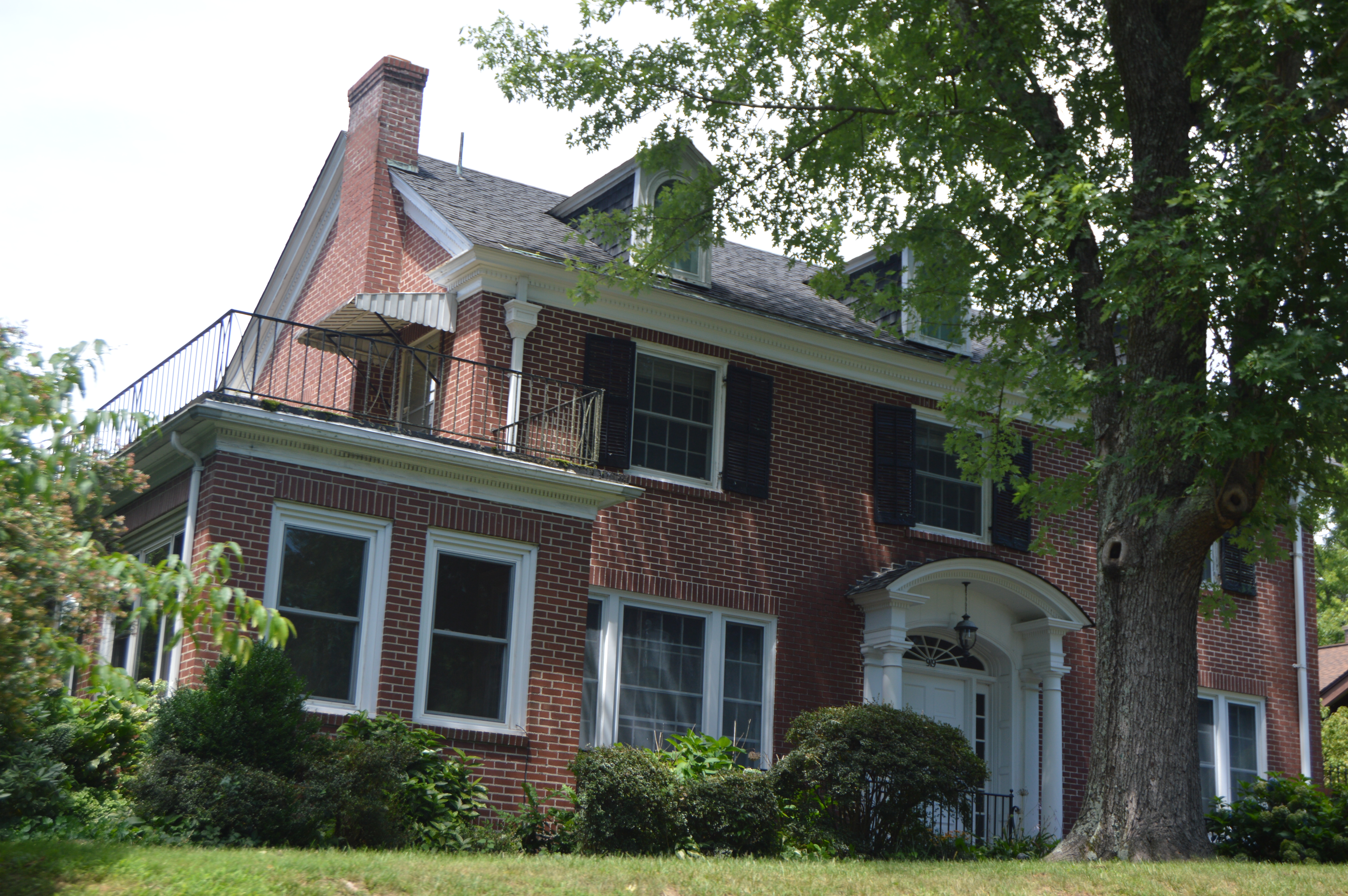 A Hendersonville, North Carolina house on the walkable in-town grid