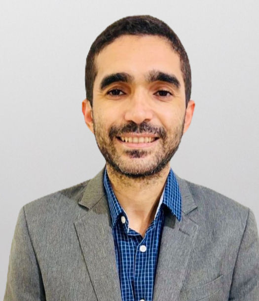 Klebson Silva; Engenheiro de Petróleo, formado pela Universidade Tiradentes. Participou de pesquisa em adsorção de lipase em fibras de coco no ITP, e atuou em projeto de caracterização geofísica com a UMass Boston. Realizou intercâmbio na Budapest University of Technology and Economics, e concluiu o mestrado em Engenharia Química na UFPR, com foco em escoamento reativo em rochas; Simercis