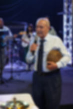 Diácono orando en la iglesia bíblica bautista en Henderson