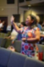 Mujer orando en la iglesia bíblica bautista en Henderson