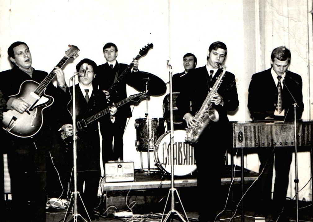 Ансамбль народной песни. Бит группа славяне. Группа славяне слушать. Ансамбль народной песни славяне смоленск. Группа славяне градский.