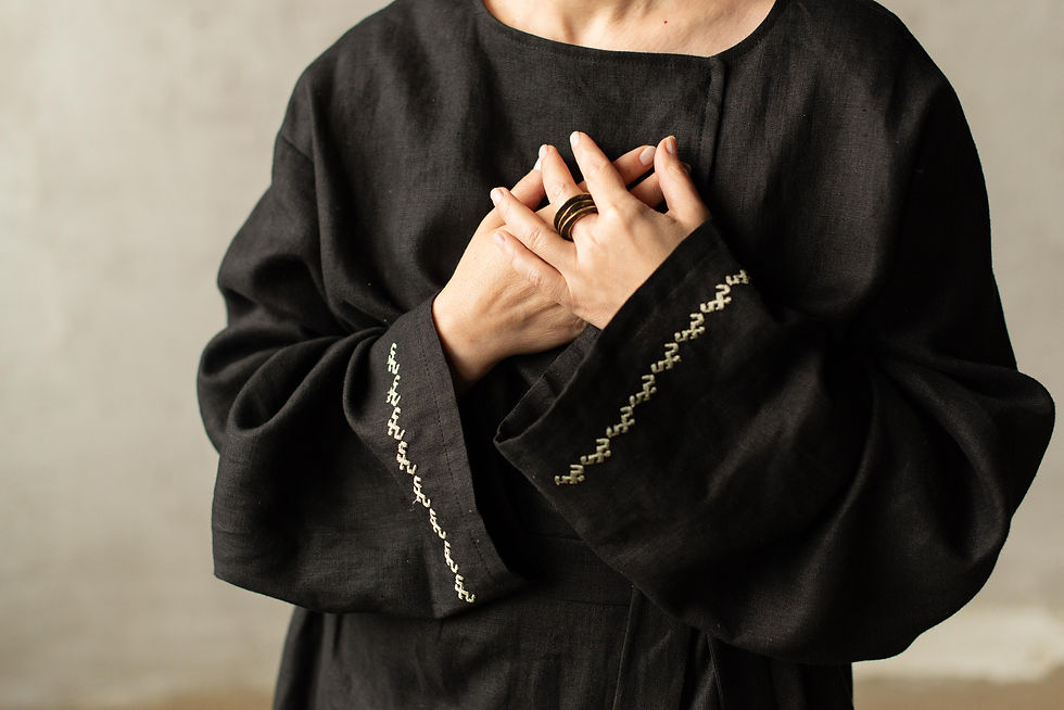 Miniatiūra: Lininis, siuvinėtas išlydėjimo rūbas su sijonu