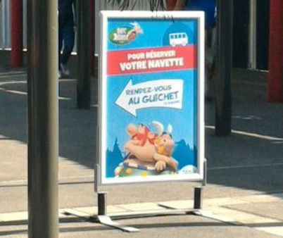 Placas de indicação para o ônibus para o Parc Asterix