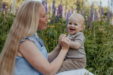 Mor og baby fotografi i blomstermark