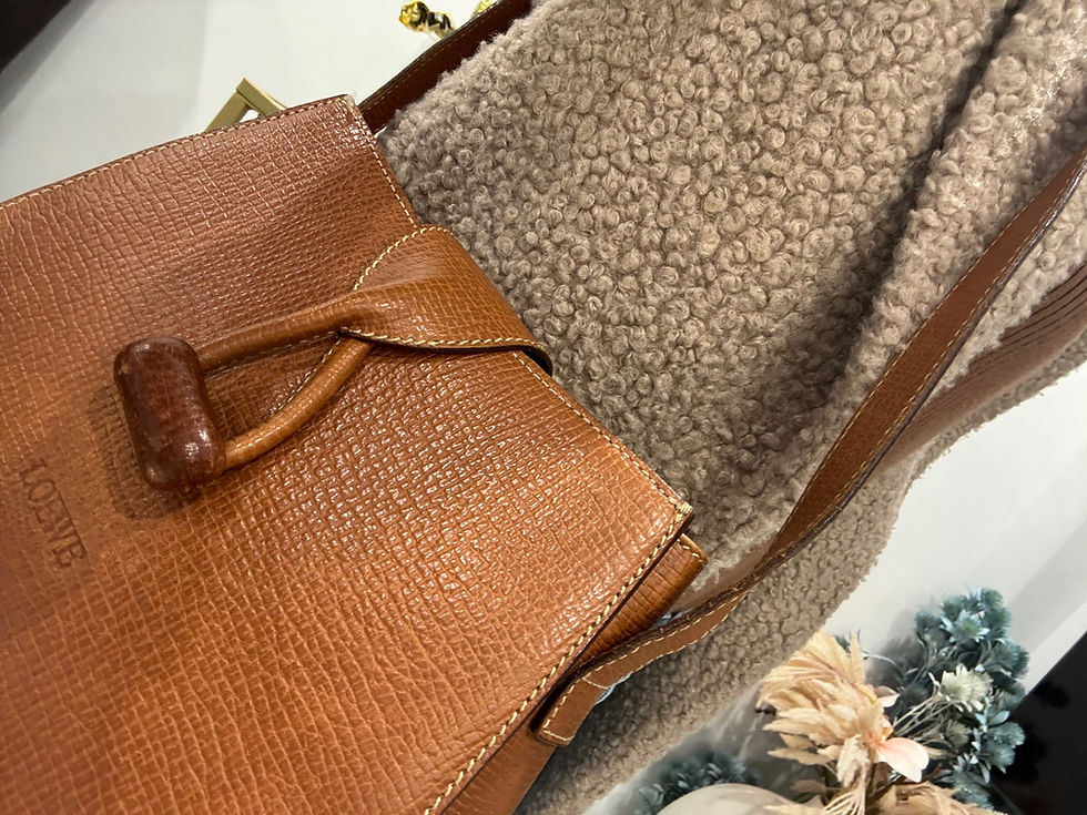 Thumbnail: Vintage Tan Leather LOEWE Shoulder Bag 