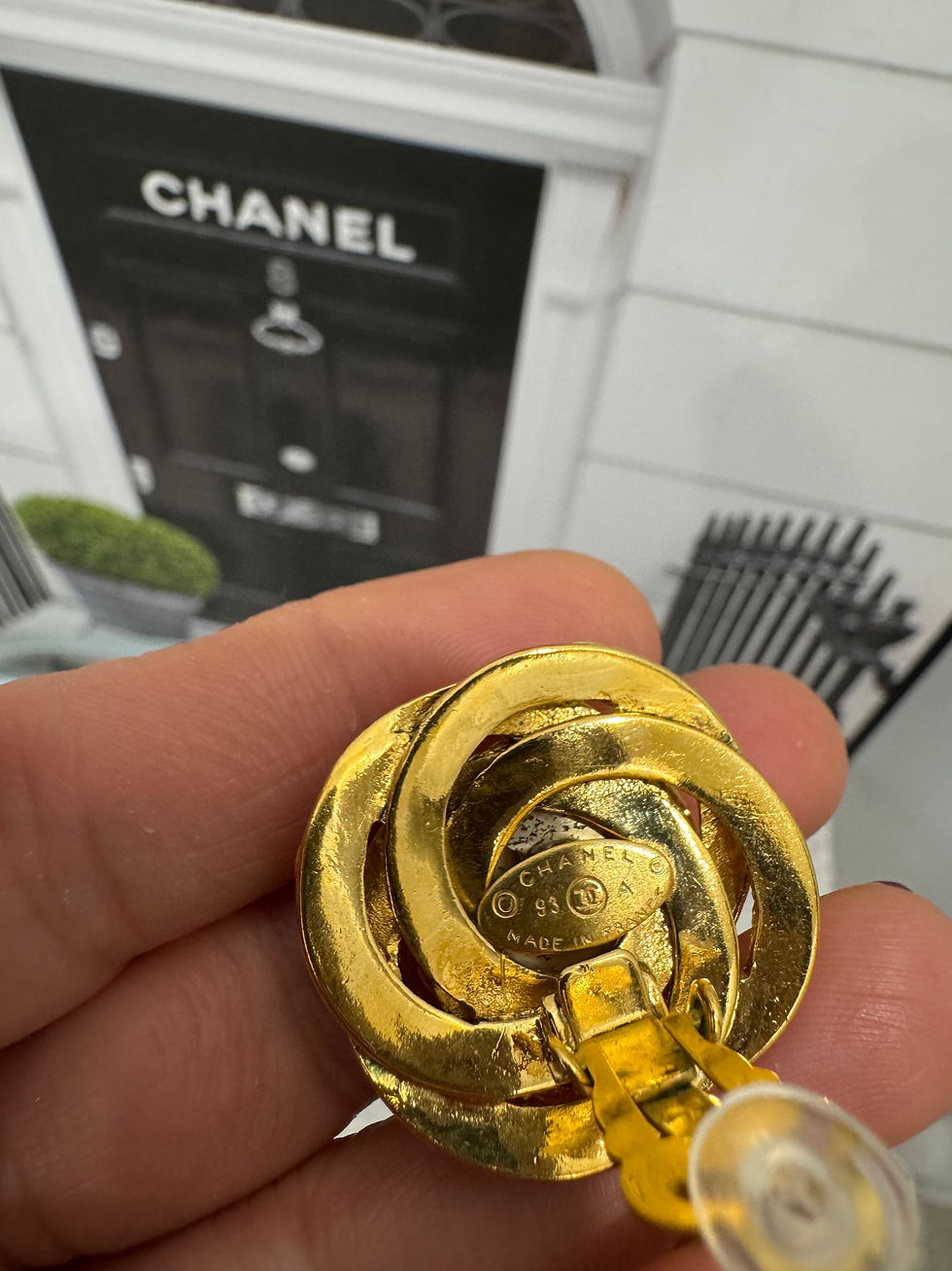 Thumbnail: Vintage Chanel Clip-On Pearl Earrings  