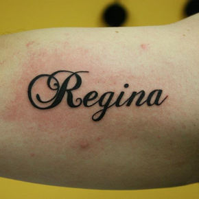 Tätowierte  Schrift. Name Regina.