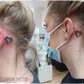 Freundschaftstattoo, kleines Herz hinter dem Ohr.