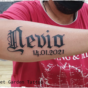 Tätowierter Name mit Datum.