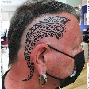 Kopfttattoo, keltisches Muster.
