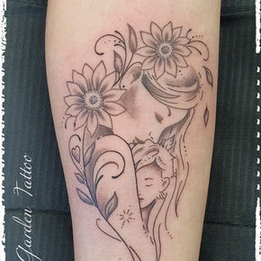 Frau mit Kind  tätowiert