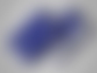 Imagem mostra dois cartões de crédito, um azul e um branco, com o logotipo da Elo na parte inferior.