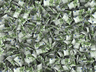 Imagem mostra uma grande quantidade de bilhetes de euro, todos com o mesmo valor, dispostos em um padrão que parece aleatória.