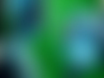 Imagem mostra uma figura humana com a cabeça e o corpo desmembrados, cada um contendo circuitos e iluminações azuis. A figura está segurando uma esfera que emite luz azul e contém uma imagem de uma pessoa. A figura está em frente a uma parede verde com um logotipo de um círculo e uma estrela, e à sua direita há uma máquina fotográfica.