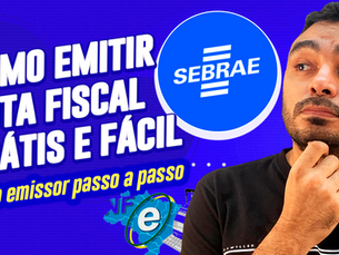 Na imagem, há um homem sentado em frente a uma placa azul com texto branco e roxo. A placa diz "COMO EMITIR NOTA FISCAL" e "SEBRE". O homem parece estar pensando ou falando, mas não há texto na imagem para fornecer informações sobre o que está sendo dito. Ele tem uma barba curta e está vestindo uma camiseta preta com um logotipo no peito esquerdo. A placa azul parece ser um anúncio ou informativo, possivelmente relacionado a um serviço de notas fiscais ou a uma empresa chamada "SEBRE".