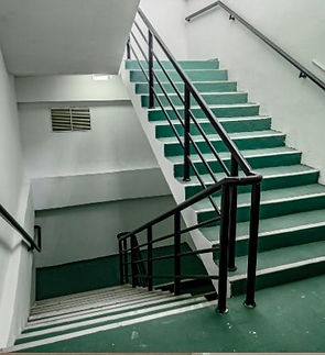 Escalera interior con pasamanos metálicos