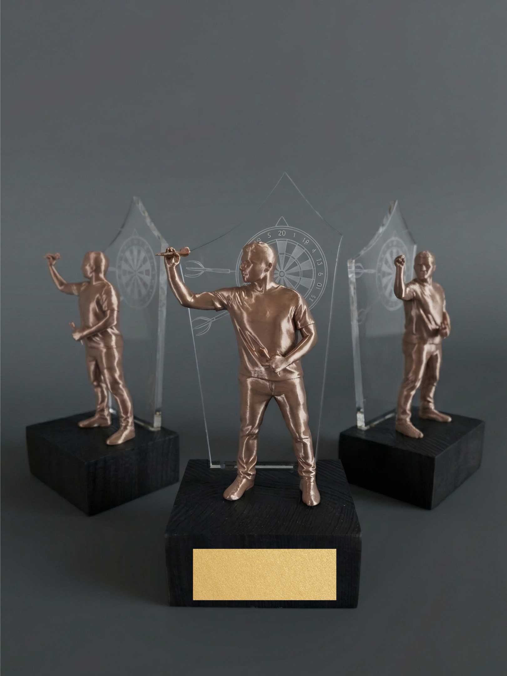 Trofeo Freccette 3D: scultura a tutto tondo vista da ogni lato, premio sportivo moderno in legno e stampa 3D.